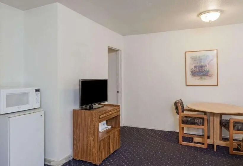 Hotelli Days Inn By Wyndham Anaheim West