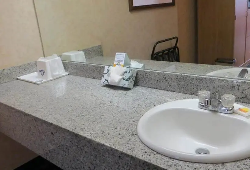 Hotelli Days Inn By Wyndham Anaheim West