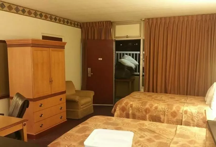 Отель Econo Lodge Inn and Suites Hot Springs