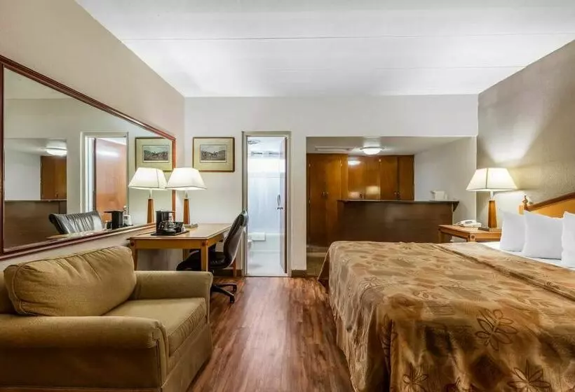 Отель Econo Lodge Inn and Suites Hot Springs