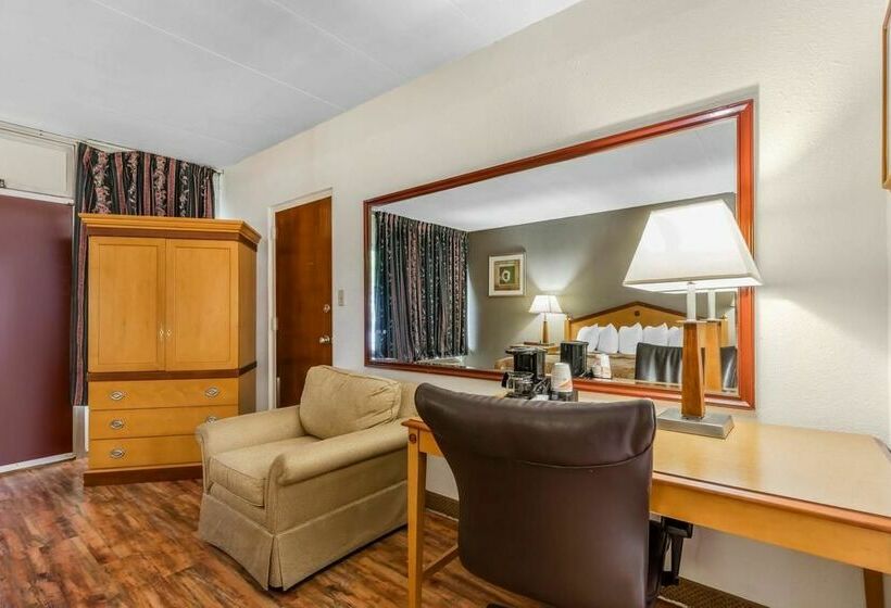 בית מלון כפרי Econo Lodge Inn and Suites Hot Springs