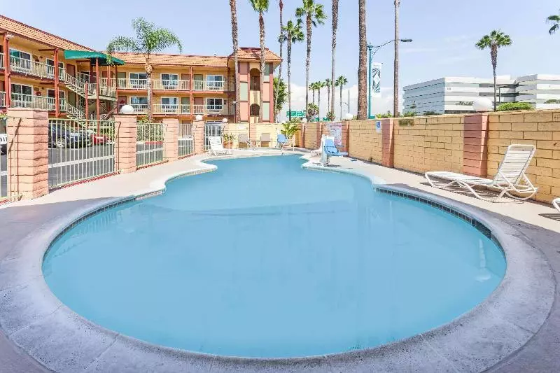 فندق على الطريق Super 8 By Wyndham Anaheim/disneyland Drive