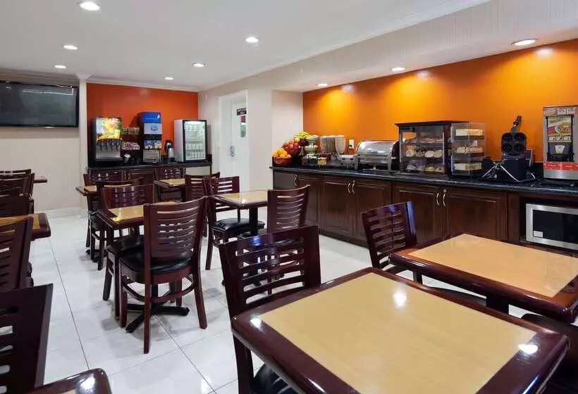 בית מלון כפרי Best Western Pasadena Inn