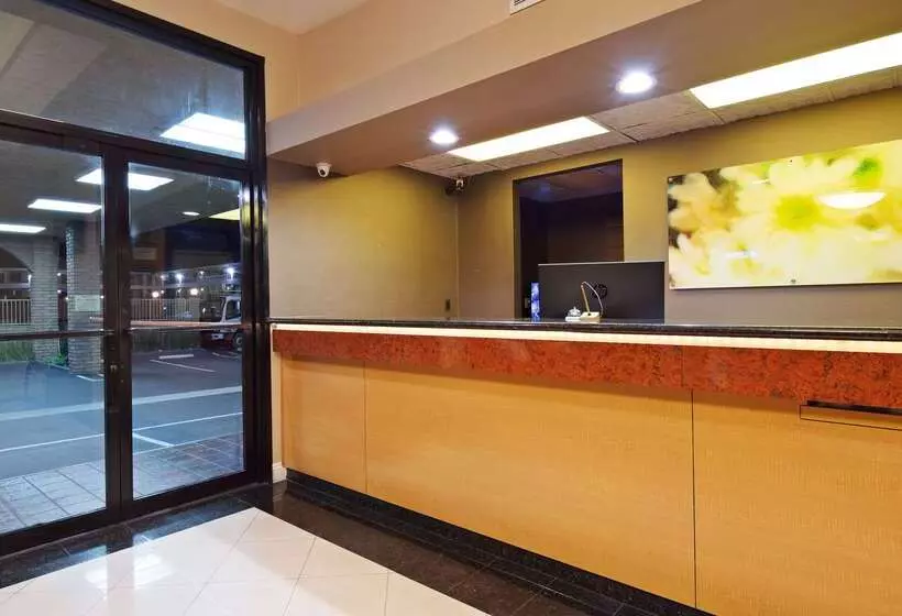 בית מלון כפרי Best Western Pasadena Inn