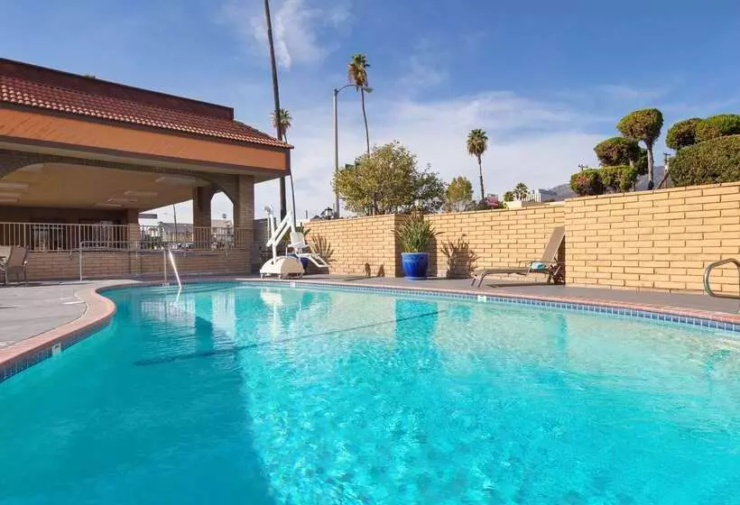 בית מלון כפרי Best Western Pasadena Inn