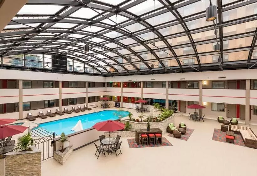 فندق Holiday Inn Brookfield Milwaukee, An Ihg