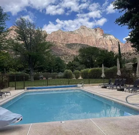 בית מלון כפרי Driftwood Lodge