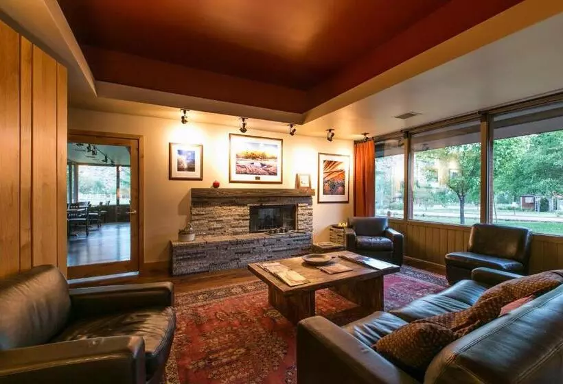 בית מלון כפרי Driftwood Lodge