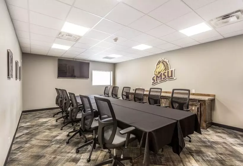 Hotel Everspring Inn And Suites