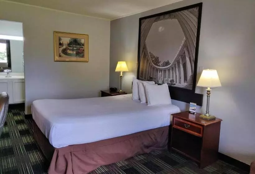 Отель Sprucewood Inn