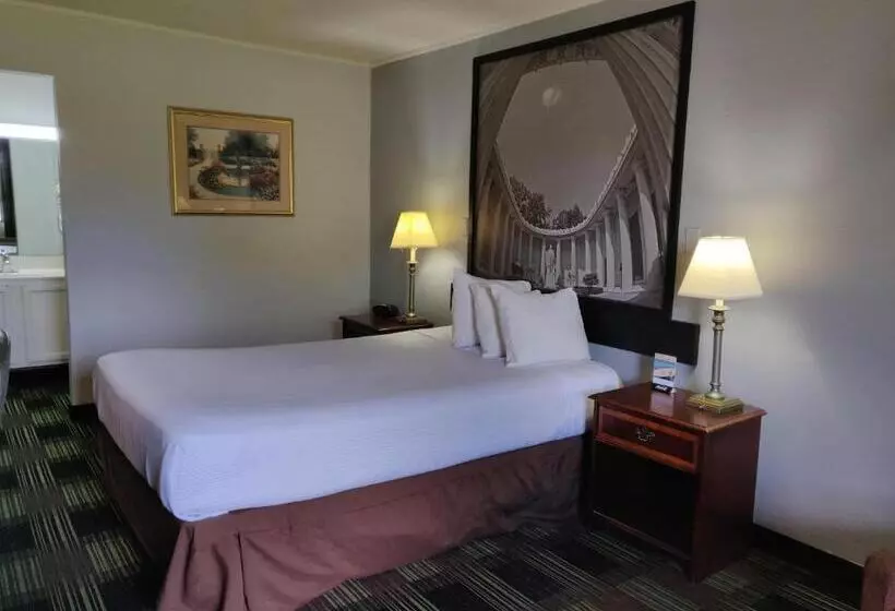 Отель Sprucewood Inn