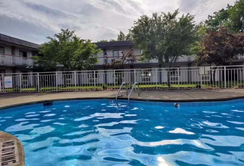 Отель Sprucewood Inn