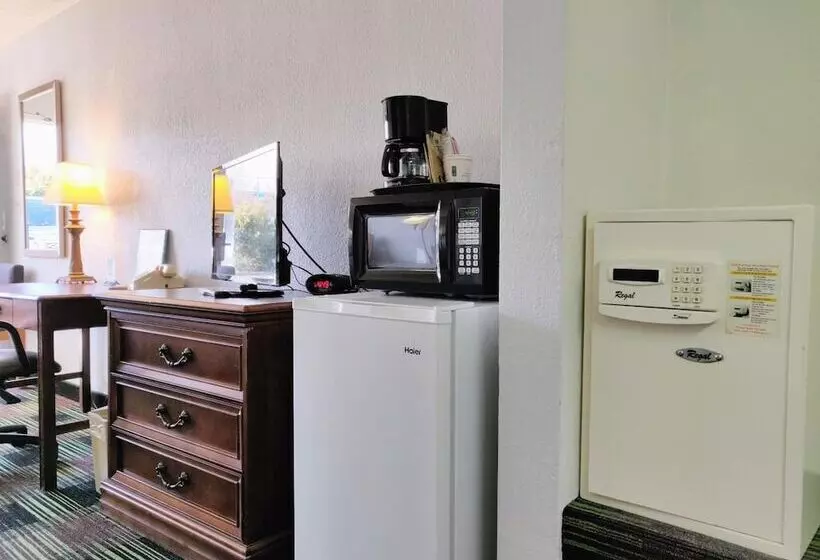 Отель Sprucewood Inn