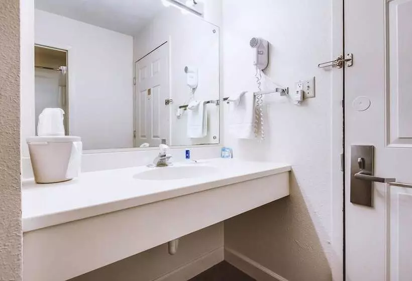 Motel Coratel Inn & Suites By Jasper Mccook