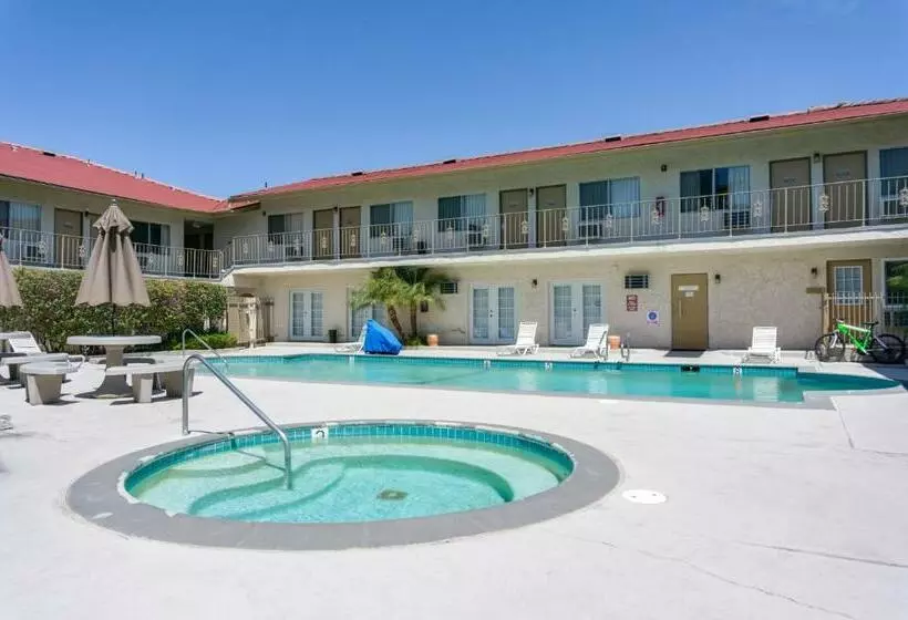 Hotel California Suites