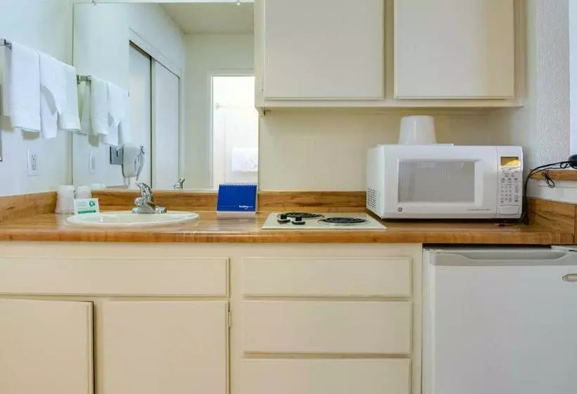 Hotel California Suites