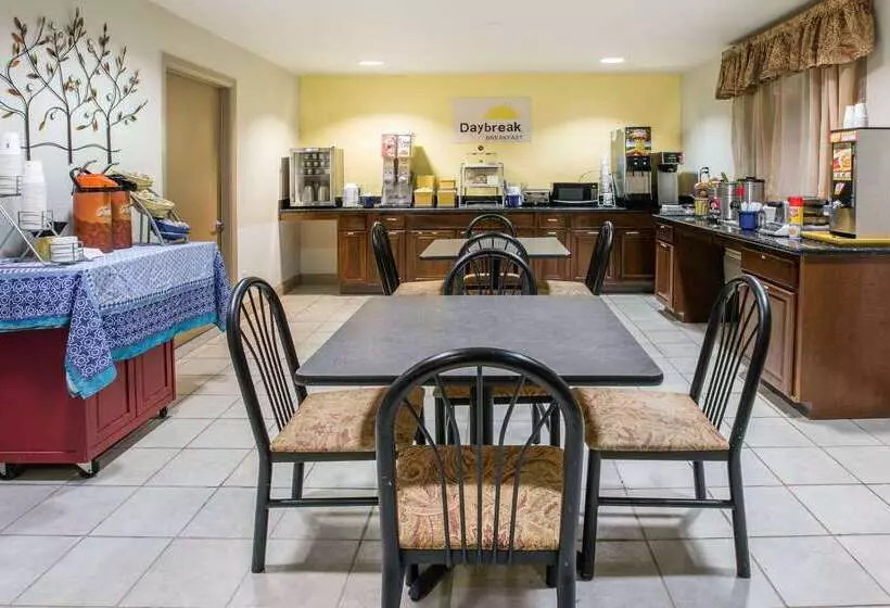 Отель Days Inn By Wyndham Mckinney