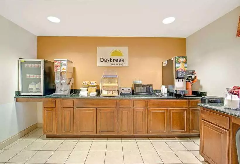 Отель Days Inn By Wyndham Mckinney