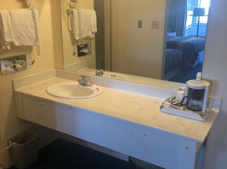 هتل Swiss Chalet Inn