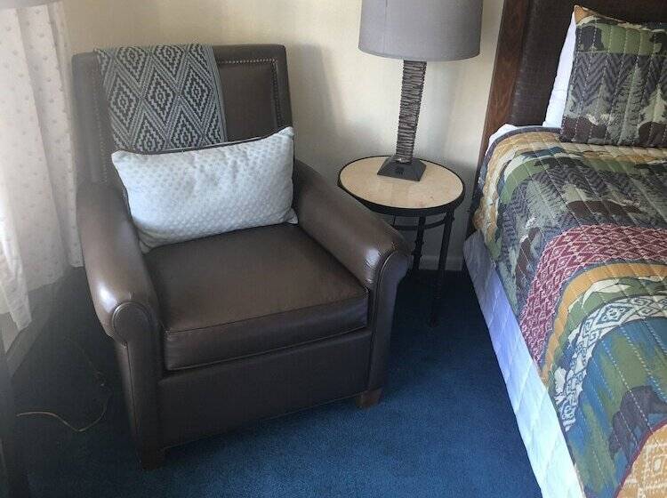 هتل Swiss Chalet Inn