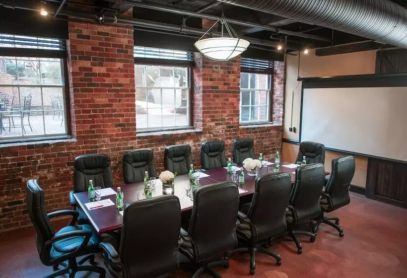 בית מלון כפרי The Historic Brookstown Inn, Trademark Collection By Wyndham