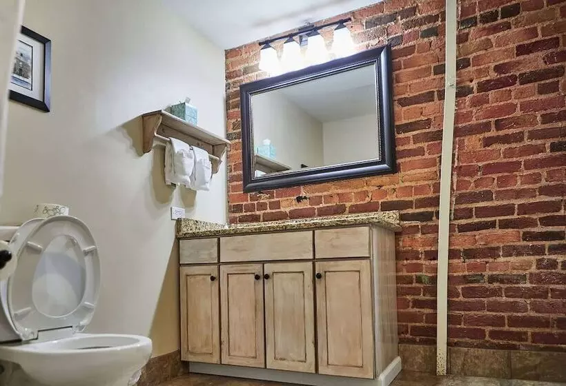 בית מלון כפרי The Historic Brookstown Inn, Trademark Collection By Wyndham