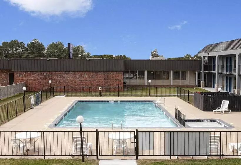 Отель Americas Best Value Inn Newnan