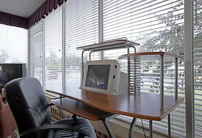 Отель Americas Best Value Inn Newnan