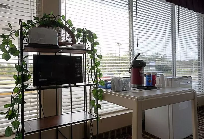 Отель Americas Best Value Inn Newnan