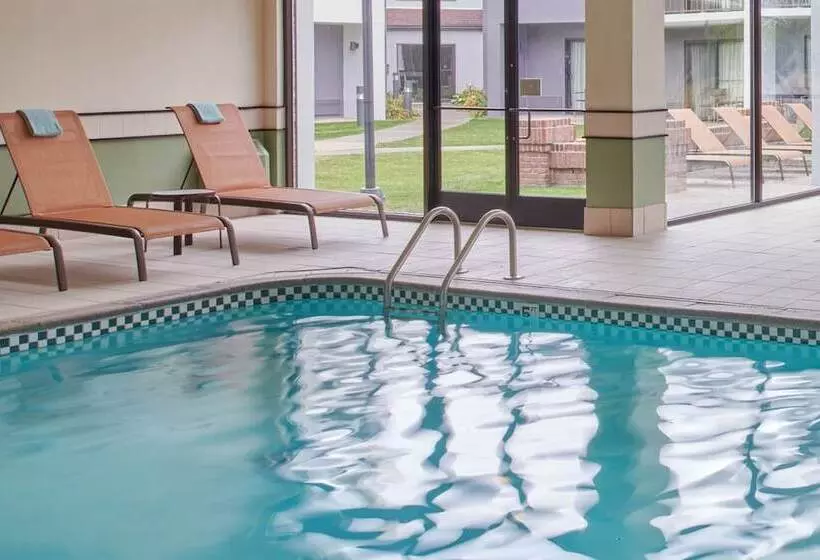 Отель Courtyard By Marriott Detroit Warren