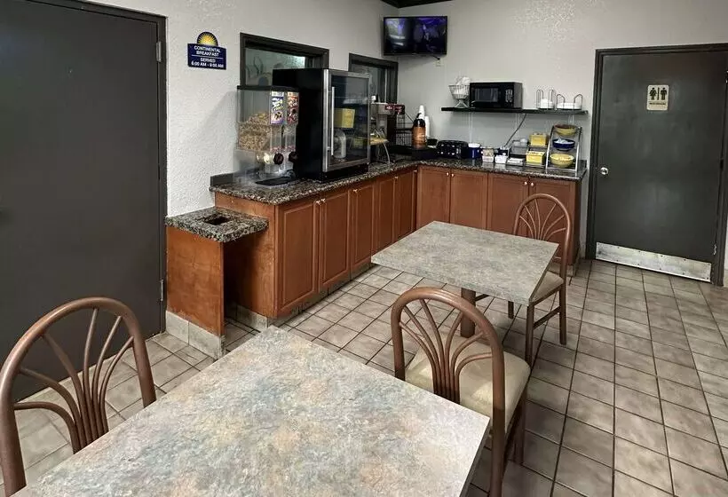 هتل Days Inn By Wyndham Charlotte Northlake