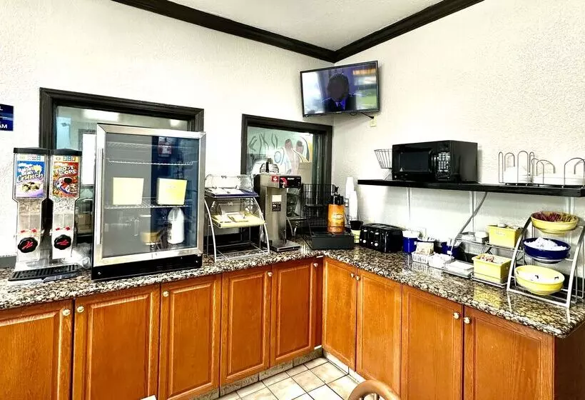 هتل Days Inn By Wyndham Charlotte Northlake