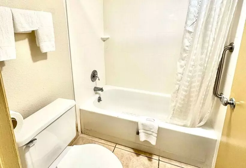 هتل Days Inn By Wyndham Charlotte Northlake