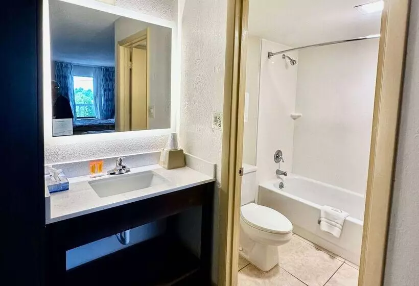هتل Days Inn By Wyndham Charlotte Northlake