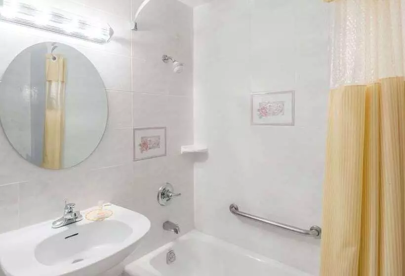 Hotel Days Inn By Wyndham Hicksville Long Island