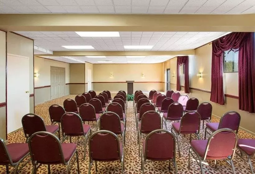 Отель Days Inn By Wyndham Hillsborough