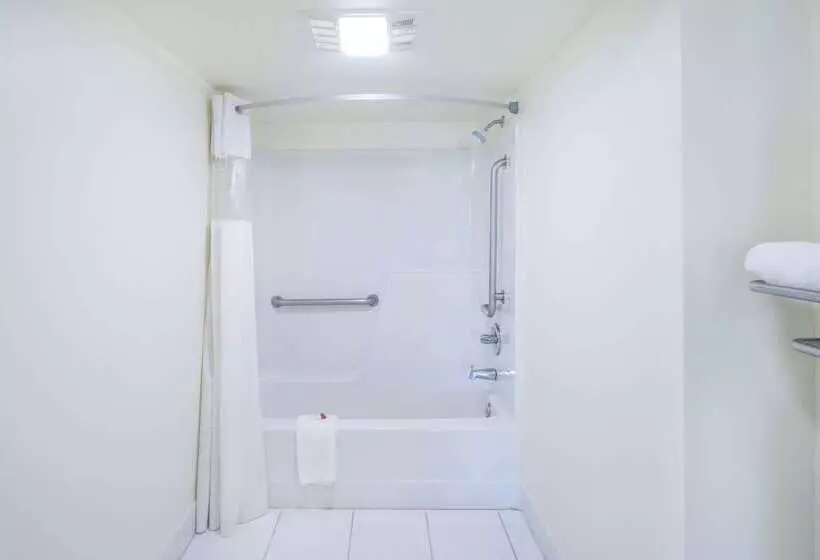 Otel Days Inn By Wyndham Raleigh Midtown