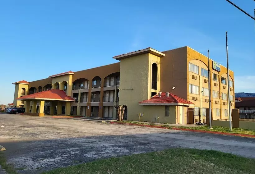 בית מלון כפרי Hallmark Inn And Suites