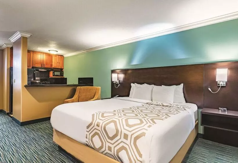 Отель La Quinta By Wyndham San Francisco Airport West
