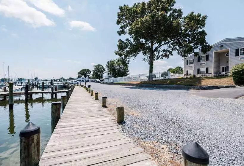 Отель Quality Inn Solomons  Beacon Marina