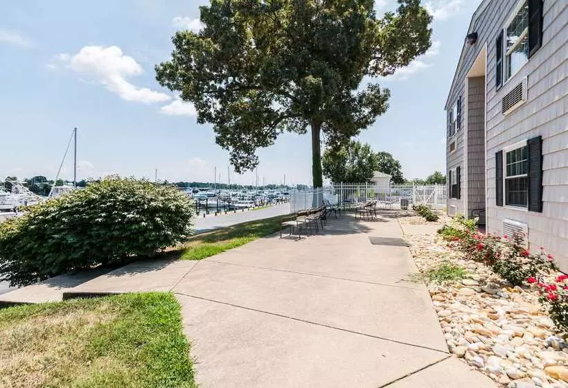 Отель Quality Inn Solomons  Beacon Marina