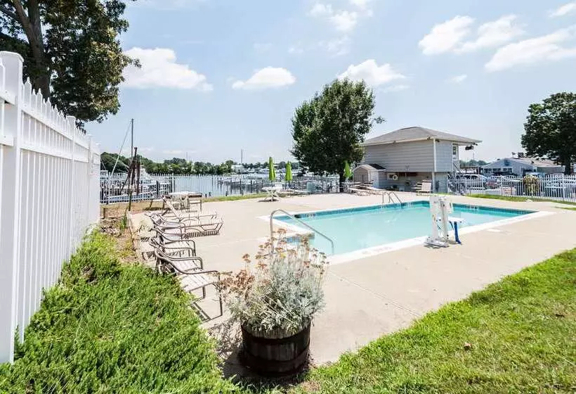 Отель Quality Inn Solomons  Beacon Marina