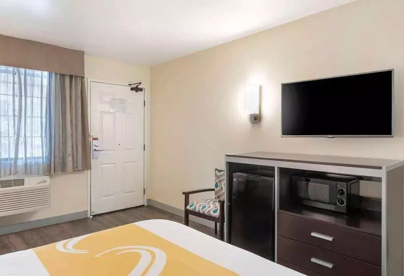 ホテル Quality Inn & Suites Camarillooxnard