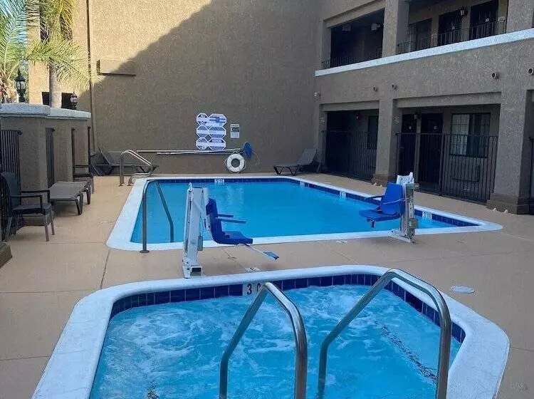 ホテル Quality Inn & Suites Camarillooxnard