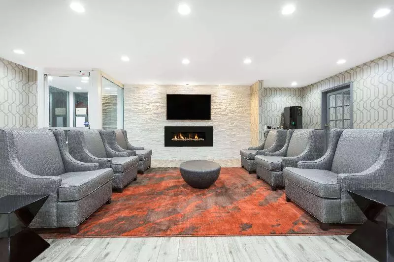 호텔 Clarion Pointe   Greensboro Coliseum Area