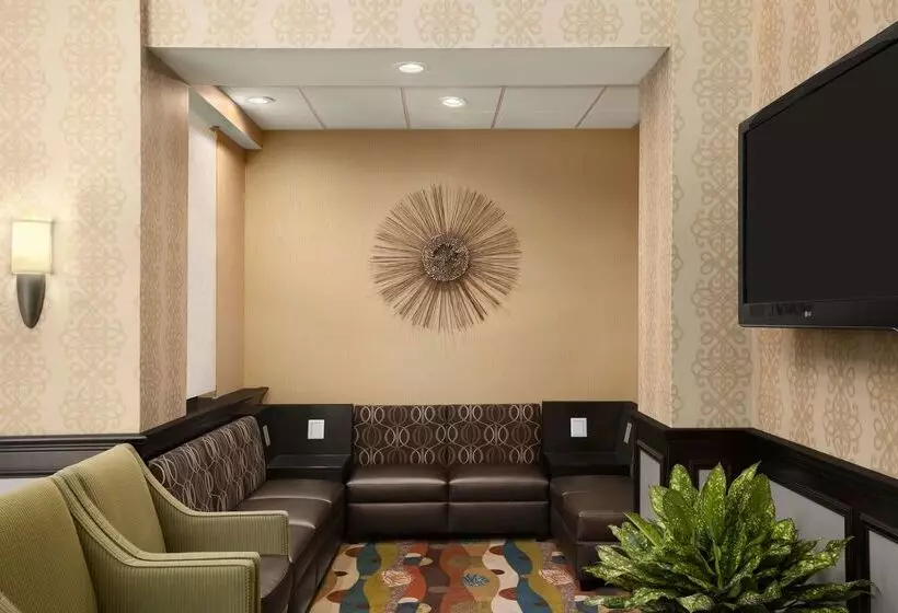 בית מלון כפרי Days Inn By Wyndham Baltimore Inner Harbor