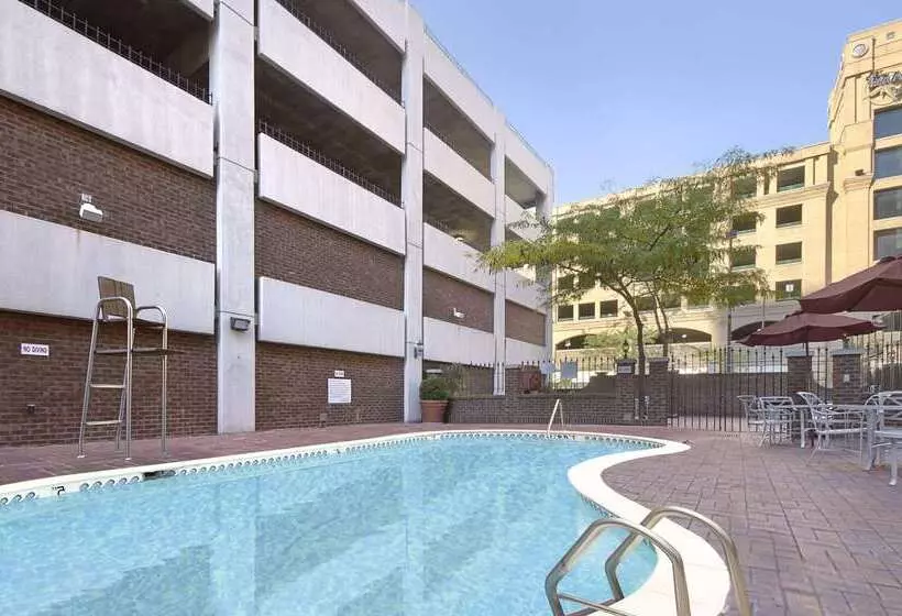 בית מלון כפרי Days Inn By Wyndham Baltimore Inner Harbor