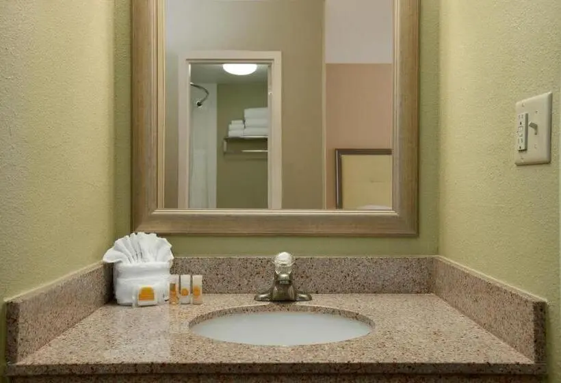 ホテル Days Inn By Wyndham Baltimore Inner Harbor