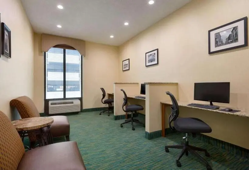 ホテル Days Inn By Wyndham Baltimore Inner Harbor