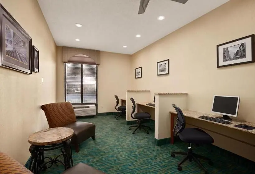 ホテル Days Inn By Wyndham Baltimore Inner Harbor